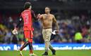 Espontáneo reveló que recibió una golpiza por meterse a un América vs Pumas (Mexsport)