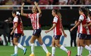 Gabriela Valenzuela celebra el gol de la victoria para Chivas Femenil (MexSport).