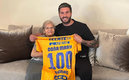 Gignac le llevó un regalo especial | Twitter @10APG