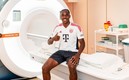 Mathys Tel ya firmó su nuevo contrato con el Bayern Múnich. FOTO: @FCBayernES