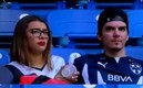 El momento en que el fanático de Rayados fue captado con otra mujer.