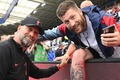 Klopp le firmó la pierna a un aficionado del Liverpool. (@EmiratesFACup)