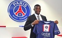 Mukiele posando con la nueva playera del PSG. (@PSG_espanol)