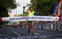 Luis Santana cruzando la línea de meta. (@21KCDMX)