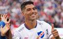 Luis Suárez firmó su contrato con Nacional en la cancha del Gran Parque Central (Reuters)