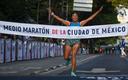 Mayra Sánchez cruzando la línea de meta. (@21KCDMX)