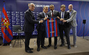 Parte de la directiva del Barcelona en la presentación de Jules Koundé. (Reuters)