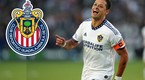El Chicharito no olvida sus orígenes como futbolista profesional. FOTO: Reuters.