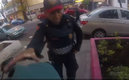 El uniformado subió a la moto para emprender la persecución | Captura