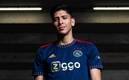 Edson Álvarez modeló el nuevo uniforme del Ajax (Twitter @EdsonAlvarez19)