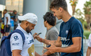 Los aficionados de los Pumas se reúnen en las calles y metro de Barcelona. (TW @PumasMX)