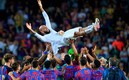 Dani Alves, lanzado en alto por los jugadores del Barcelona. (Mexsport)