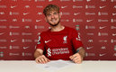 Elliott estampó su firma en el nuevo contrato | Twitter @LFC