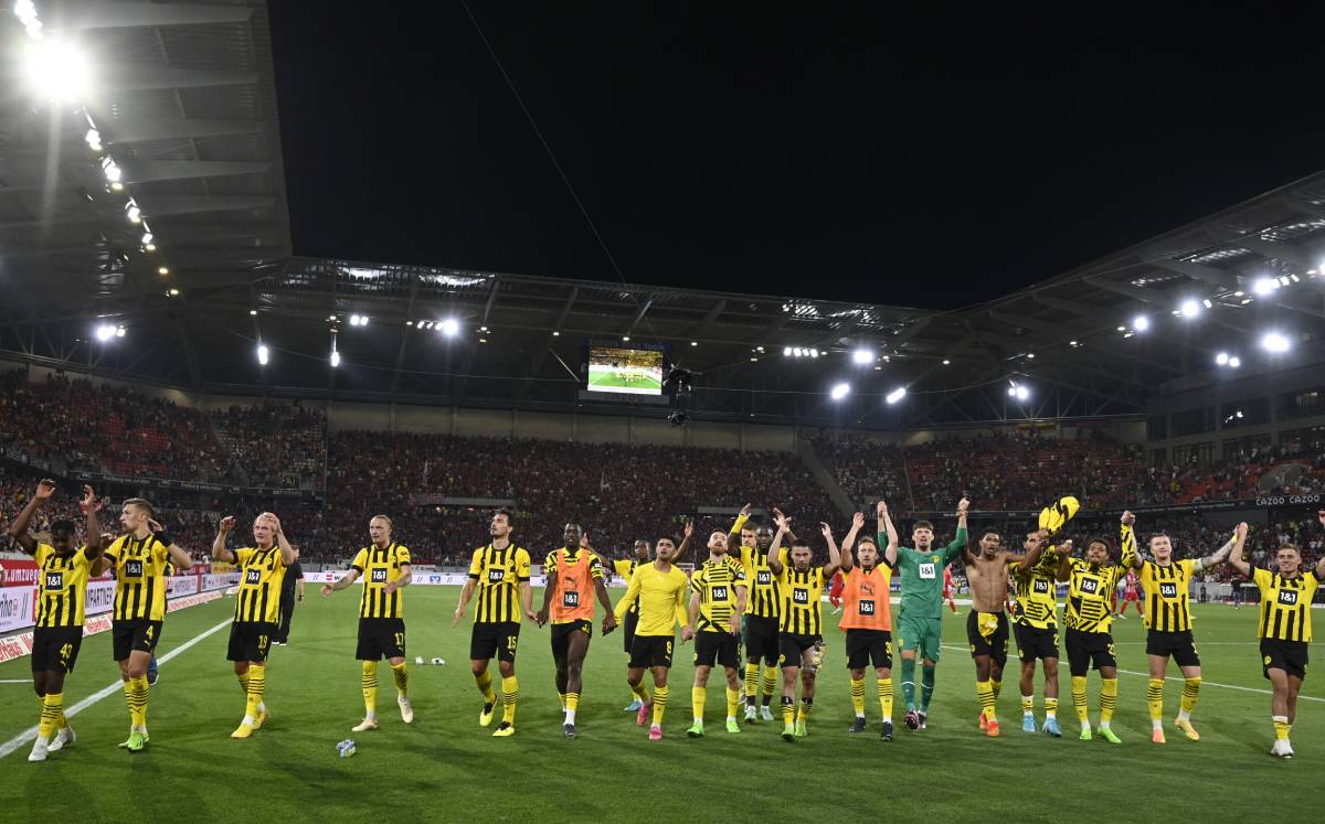 Borussia Dortmund vence a Friburgo y es líder (AFP)