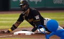 Rodolfo Castro, de los Pirates, con su celular iPhone dañado por correr bases con él. (Reuters)