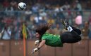René Higuita era famoso por sus salidas con el balón en los pies (FOTO: AFP)