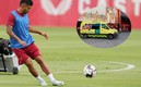El Tecatito Corona dejó el entrenamiento del Sevilla en ambulancia tras lesionarse. FOTO: Sevilla.