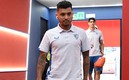 Tecatito Corona ya fue operado en España (Twitter @SevillaFC)