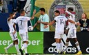 El Chicharito fue reconocido por sus compañeros por su golazo. FOTO: Reuters.