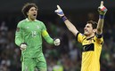 Memo Ochoa e Iker Casillas (MexSport).