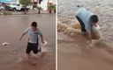 El niño recuperó sus chanclas, pero mojó las tortillas. (Capturas)
