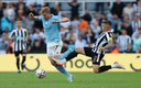 De Bruyne intentando sacarse la entrada de Trippier. (Reuters)