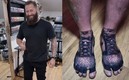 Hombre se tatuó los tenis Nike.