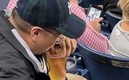 Aficionado se hizo viral al tomarse así su cerveza. (MLB)