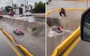 El joven se lanzó en un colchón inflable a un canal de agua.