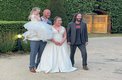 Keanu Reeves se tomó fotos con una pareja de desconocidos en su boda (@MrsNRoadnight)