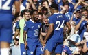 Sterling, celebrando una de sus anotaciones con Reece James. (Reuters)