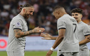 Sergio Ramos celebrando con Kylian Mbappé. (Reuters)