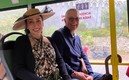 Ricardo Salinas Pliego acompañado por su pareja en el transporte público. FOTO: @RicardoBSalinas