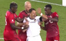 Los jugadores del Toronto encararon al delantero mexicano | Captura
