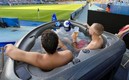 El jacuzzi está en un tiro de esquina del estadio.