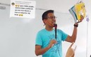 Profesor entregó los libros de la SEP de una forma ingeniosa.