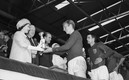 La reina Isabel II y Sir Bobby Moore (Captura de Twitter @England).