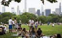 El hombre latino vende agua en Central Park. (FOTO: AFP)