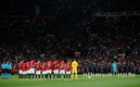 El impactante minuto de silencio en Old Trafford por la Reina Isabel de Inglaterra. (Reuters)