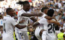 Los Merengues celebrando el 2-1 de Vinicius Jr. (EFE)