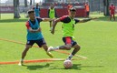 Claudio Baeza lucha por el balón contra Jean Meneses. Foto: Toluca