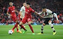 Luis Diaz pelea el balón contra Edson Álvarez en el juego de la Champions League. Foto: AFP
