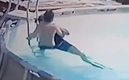 El pequeño saltó a la piscina sin dudar para rescatar a su mamá | Captura