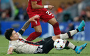 Jorge Sánchez ante el Liverpool. (Foto: Reuters)
