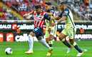 América y Chivas se enfrentan en la cancha del Estadio Azteca (Imago7)