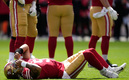 Trey Lance abandonó en carrito el campo de los 49ers. (AFP)