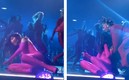 La cantante siguió con la canción, después de que un bailarín la ayudó a levantarse.