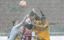Las jugadoras de Chivas y Tigres disputando el balón (MexSport).