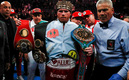 Canelo Álvarez retuvo sus Campeonatos Mundiales de los Supermedianos. (EFE)