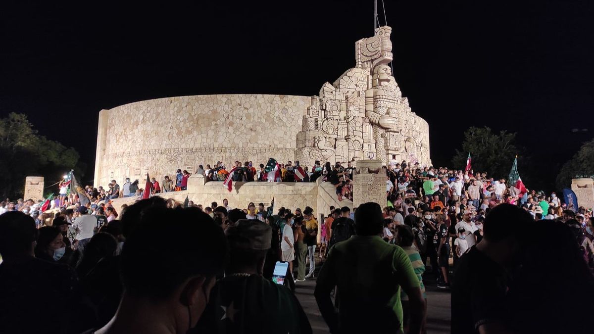 La fanaticada de Leones de Yucatán se congregó en Monumento a la Patria.
